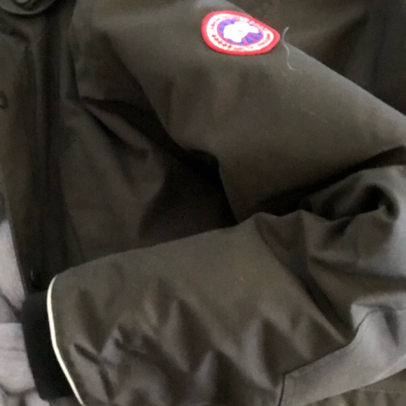 2020 Boys Large (14-16) Canada Goose Logan Parka. Currently priced online $850 - Picture 12 of 14